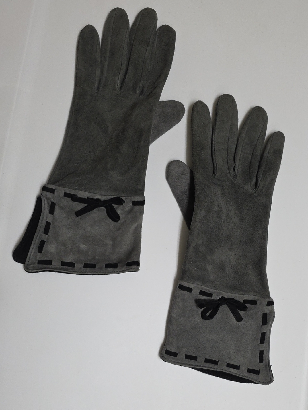 Vintage Gray Suede Gloves with Bow Accent